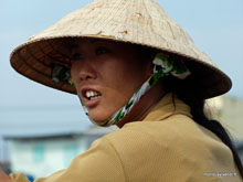 Femme au chapeau conique sur le Marché flottant - Vietnam